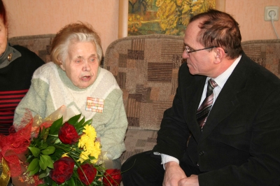 С 90-летним Юбилеем поздравил председатель Общественной палаты Воронежской области Борис Прасолов ветерана войны и Труда, отличника образования Нину Николаевну Барковскую. С 90-летним Юбилеем поздравил председатель Общественной палаты Воронежской области Борис Прасолов ветерана войны и Труда, отличника образования Нину Николаевну Барковскую.